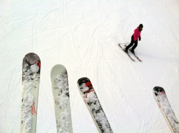skis-from-the-lift-francois-et-moi